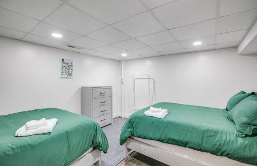 Beautifully Renovated Home Corner of ND and Angela - Foto 27