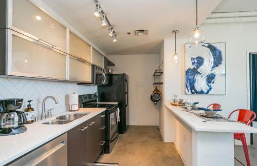 Mid Century Modern Downtown Condo | 30+ Night Min - Foto 74