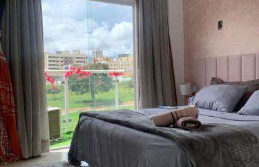 Sacada com ar, rede, pôr do sol, lareira e cinema no Candeias - Foto 9