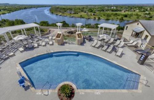 Enjoy the scenery of Lake Marble Falls in 2BD resort condo with family - Photo 9