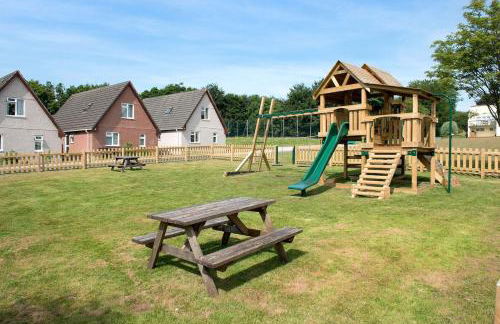 Cosy detached lodge, dog & child friendly with shared pools - Photo 17