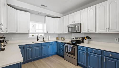 ☆Live on the Water! Lake Palmetto Palm w/ Patio - 10Min to Downtown & Beaches☆ - Foto 4, stove, dishwasher, minibar