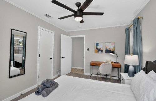 Perfect Getaway Home w Pool Jacuzzi Cinema Room - Photo 19