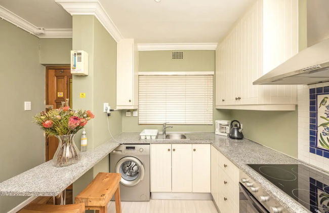 Vibrant and Safe 2 Bedroom Apartment - Photo 7