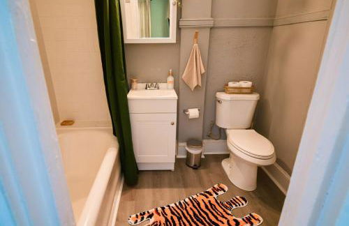 Uptown Funk Getaway with Parking & Walk To Stadiums, Nightlife - Foto 22