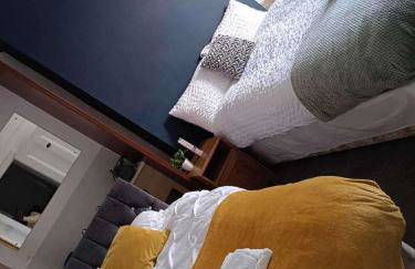 Apt - Sleeps 10 - Parking - Ideal for Contractors - Photo 3