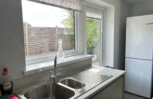 Private Garden Retreat 2BR Modern Comfort - Foto 27