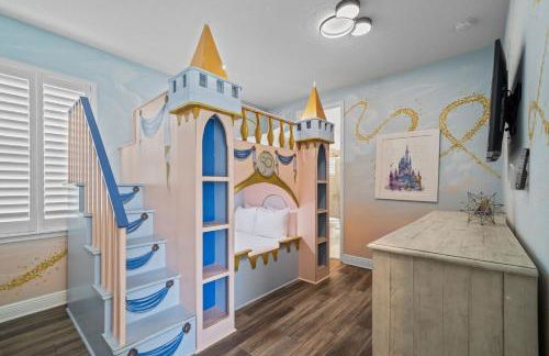 Epic Playhouse Getaway - Castle & Superhero Bunks Theater Private Pool No Rear Neighbors - Foto 24