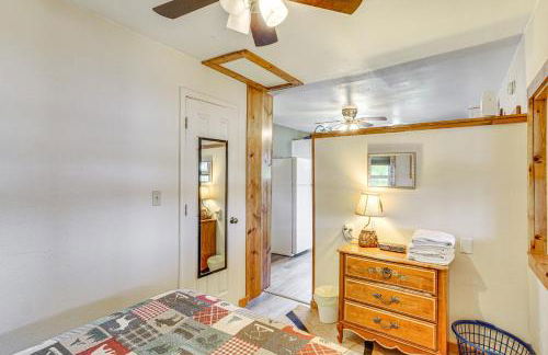 Deck with Covered Dock! Lakefront Ozark Cottage - Foto 13