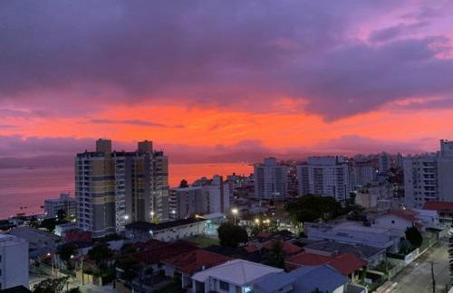 Apartamento vista mar e sacada com churrasqueira - Foto 4