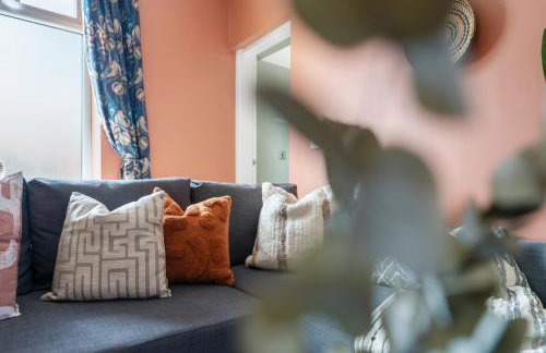 4-Bedroom Stunning Luxe, Spacious & Stylish Design House Bolton, Sleeps 11, with Parking Central Bolton, Links to Manchester, Pet-Friendly, Best For Groups! WORK CONTRACTORS SPECIAL OFFER! - by Blue Puffin Stays - Foto 14