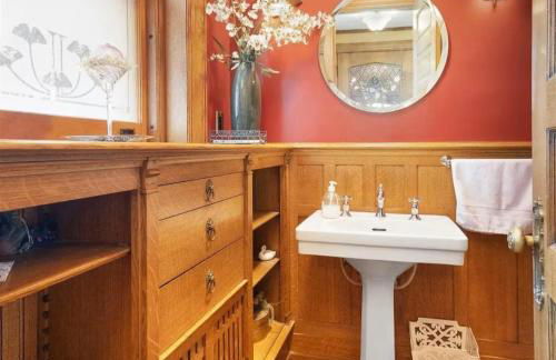 Historic Tudor with River Views & Fun Gaming Room - Foto 7