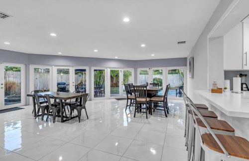 Stunning 4 Bedrooms House with Pool 6 minutes to the Ocean - Foto 38