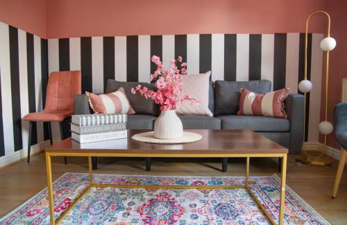 4x Bed Elegant Home with Parking - Photo 39