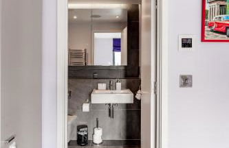 King beds apartment with en-suite, private balcony and elevator by iconic Portobello Market - Foto 28