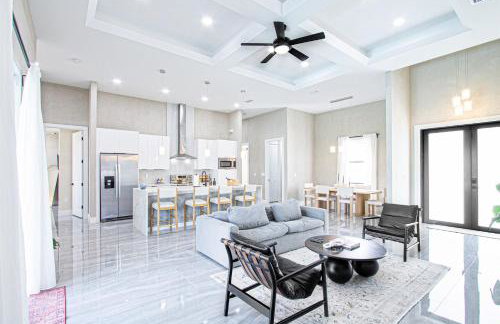 Luxurious Waterfront Home with Heated Pool and Jacuzzi - Foto 4