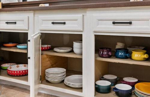 Bring the Crew! 4BR Luxe Pad, Backyard Magic & City at Your Door - Foto 14