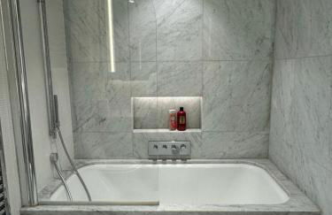 Spacious 3 bedroom 3 bathroom apartment near Tower Bridge - Photo 3