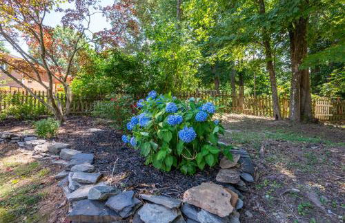 Arcade, Ping Pong, Hot Tub, Gas Grill, & King Bed - Photo 17