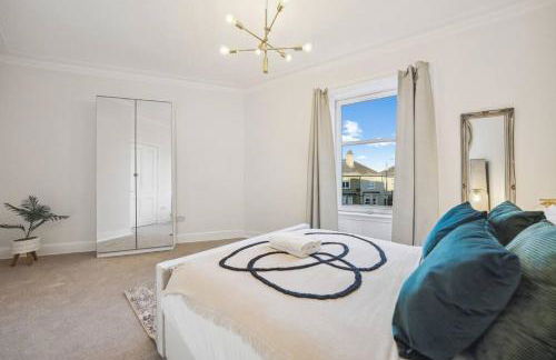 Large Terraced Home with Parking - Foto 8