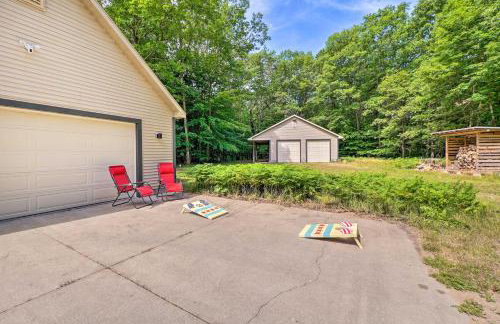 Cozy Whitehall Hideaway with Hot Tub and Chiminea! - Foto 32