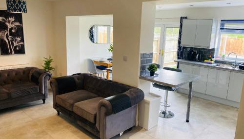 Modern Family Home with Off-Road Parking - Foto 2