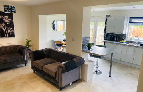 Modern Family Home with Off-Road Parking - Foto 2