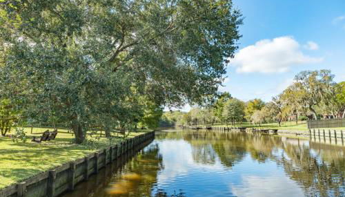 Stunning Waterfront Rental Property with Private Dock and Pool - Foto 2