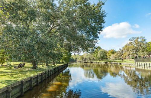 Stunning Waterfront Rental Property with Private Dock and Pool - Foto 2