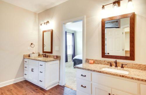 Stylish Hephzibah Home with Fire Pit and Theater Room! - Foto 12