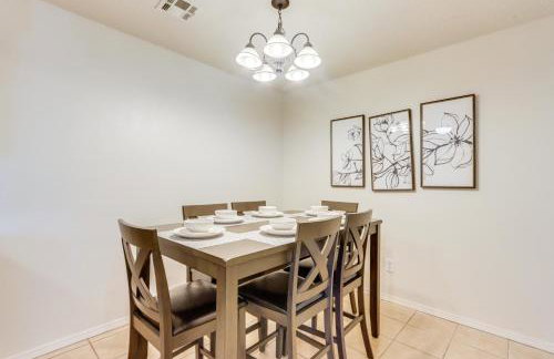 Home with Fenced Yard Near Dtwn Rogers! - Foto 9