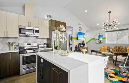 C- Vibrant and Glam NoHo Pad near U-Studios and H-Sign - Foto 18