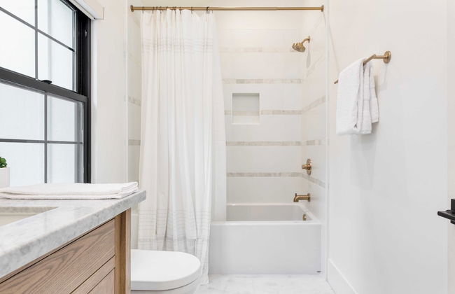 Luxury Retreat, 5mins to the Lake Game Room + Fire Pit Howlite by Avantstay - Foto 13