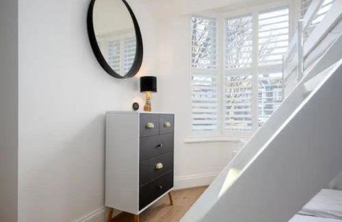 Modern and Bright Home Minutes From Central London - Pass the Keys - Foto 16