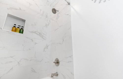 Mid-City 4BR w Pool Near Streetcar - Foto 16