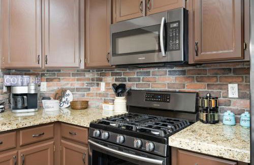 Relaxing 4BR 2BA Sleeps 8 Family Friendly - Photo 9