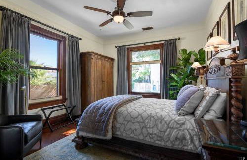 Upscale Downtown Home Walk to Beach shops Bars 2 - Photo 2