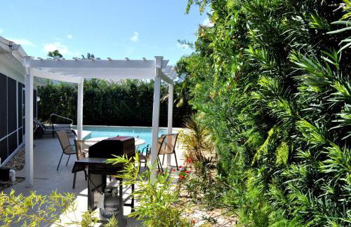 Bike to the beach, walk to restaurants, heated pool, secluded - Foto 9