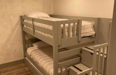 Main Street Farmhouse City Retreat by Hollyhock - Foto 33