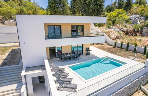 Familiy Villa Navis with heated pool - Photo 17