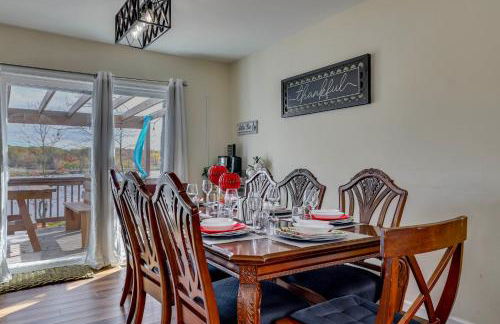 Lakefront Pocono Retreat with Hot Tub and Movie Hub - Foto 11