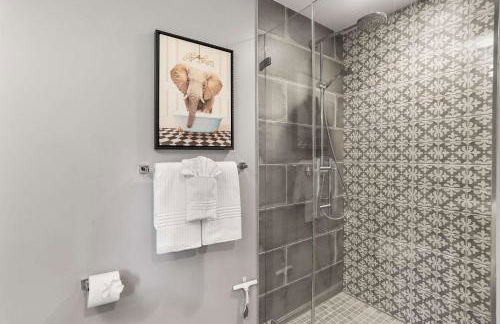 Sojourn Beautiful Home with Beach Access & Backyard - Foto 25