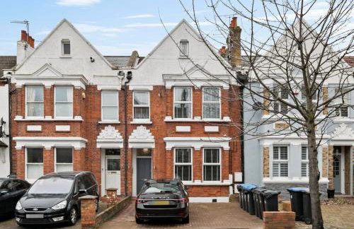 Two Bed Flat in Bush Hill Park - Photo 27