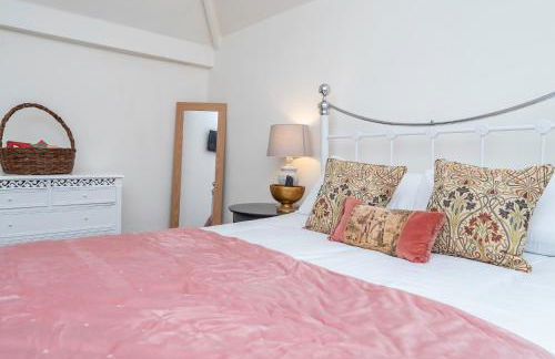 Heron Stays Bath- Historic Pub Retreat, Original Beams, Parking, Sleeps 9, 3 Miles to Bath Central - Photo 19