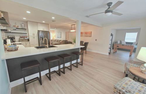 Spacious Upadated 2 King Beds Pets Welcome With Large Private and Fenced Yard Minutes to Beaches - Foto 6