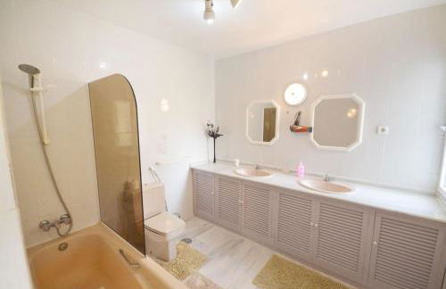 A lovely family villa with heated pool - Photo 9