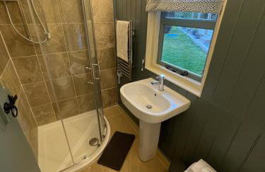 Cornwall Shepherds Hut - Hot Tub & Cosy Log Burner - Photo 25