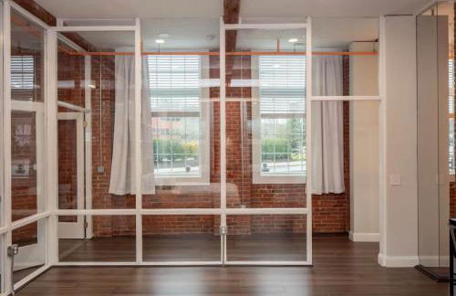 Jennifer's Historic Loft Glass Bedroom - Foto 20