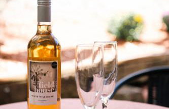 Quiet Creekside Walk to Downtown - Foto 22