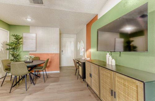 Stylish City Getaway 2B - Sleeps 6 - Pool, Prkg - Foto 20